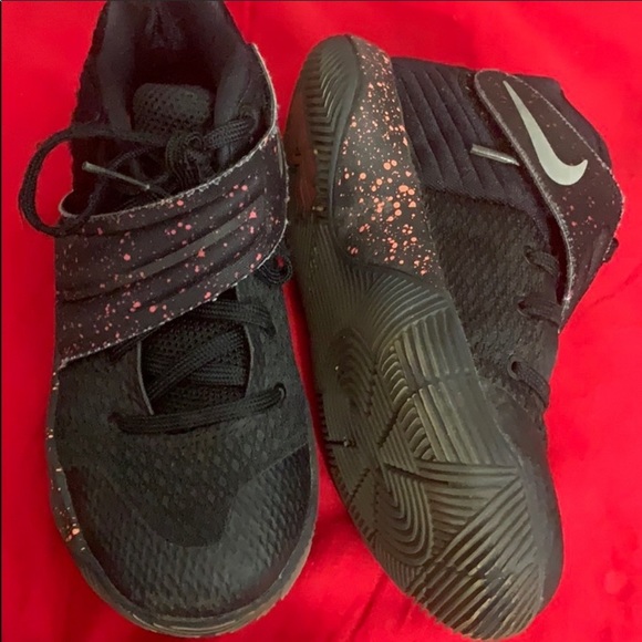 NIKE. KYRIES. BOYS.   TENNIS SHOES - Picture 2 of 6